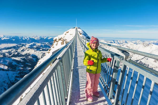Liten flicka att ha roligt under vintersemester i fjällen, schweiziska Alperna — Stockfoto