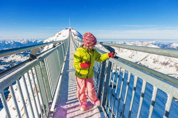 Liten flicka att ha roligt under vintersemester i fjällen, schweiziska Alperna — Stockfoto