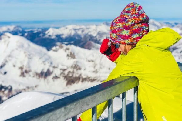 Liten flicka att ha roligt under vintersemester i fjällen, schweiziska Alperna — Stockfoto