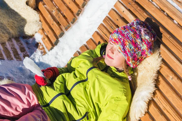 Malá holčička bavit během zimní dovolenou na horách, Švýcarské Alpy, vaně slunce — Stock fotografie