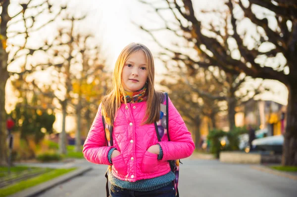 Okula yürüme sırt çantası, 8 yaşında sevimli küçük kız giyiyor — Stok fotoğraf