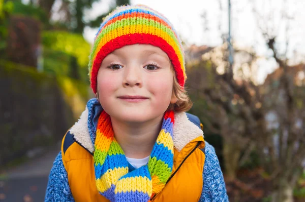 Portrait extérieur d'adorable tout-petit garçon portant un chapeau et une écharpe colorés — Photo