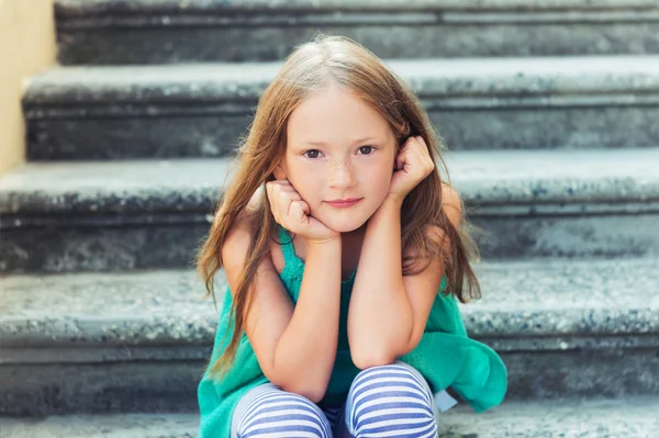 Portret van een schattig klein meisje van 7-8 jaar oude close-up — Stockfoto