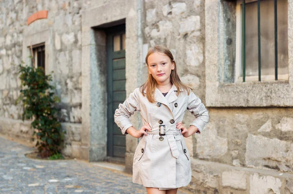 Ritratto all'aperto di una bambina carina, con un cappotto beige — Foto Stock