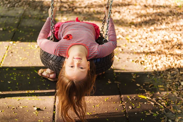 Bonita menina brincando no parque em um bom dia quente — Fotografia de Stock