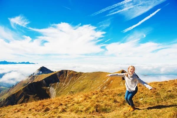 可爱的小女孩在山上，穿着灰色套头毛衣，肖像 Moleson-sur-那，瑞士弗里堡州 — 图库照片
