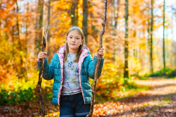 Ritratto all'aperto di una graziosa bambina nella foresta autunnale — Foto Stock