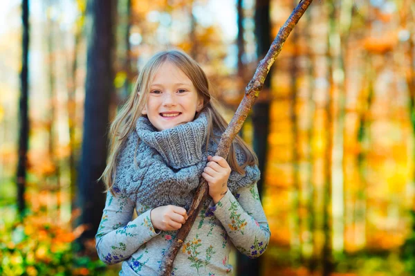 Außenporträt eines niedlichen kleinen Mädchens im herbstlichen Wald — Stockfoto