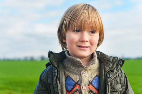 Outdoor close up ritratto di adorabile bambino biondo di 4 anni con acconciatura e dolce sorriso sul suo viso — Foto Stock