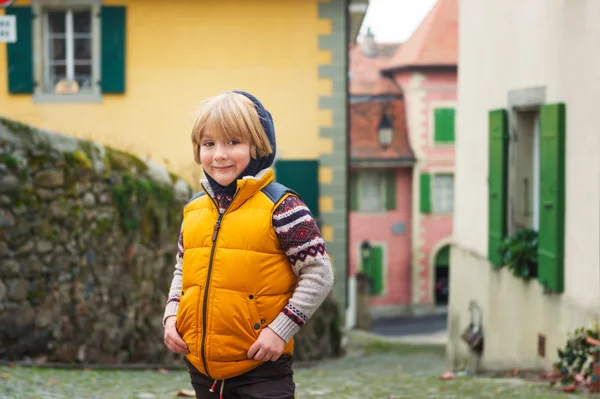 Zewnątrz portret ładny mały chłopiec 4-5 lat, na sobie ciepły żółty kamizelka — Zdjęcie stockowe