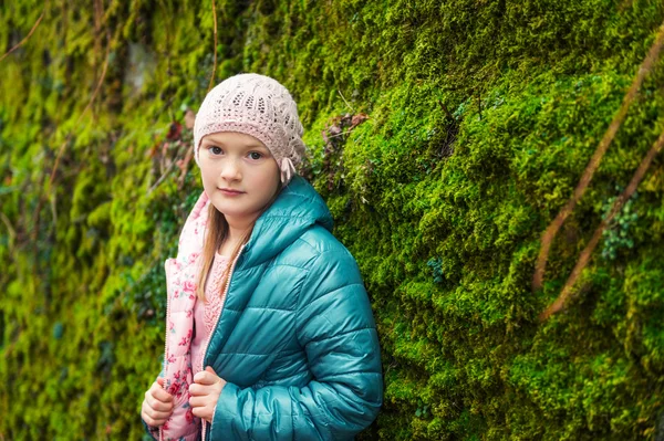 温かみのあるグリーンのジャケットを着てかわいい女の子の屋外のポートレート — ストック写真