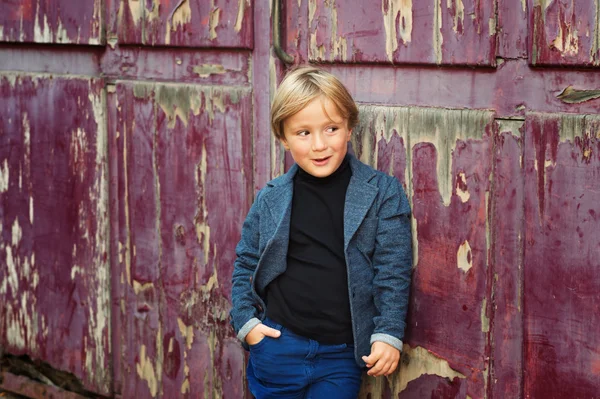 Ritratto di moda di un piccolo ragazzo biondo carino, con collo nero e giacca blu — Foto Stock