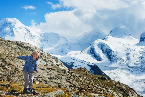 Aranyos gyerek fiú pihenő-Alpokban, meleg kötött kabát és hegyi csizmát viselt — Stock Fotó