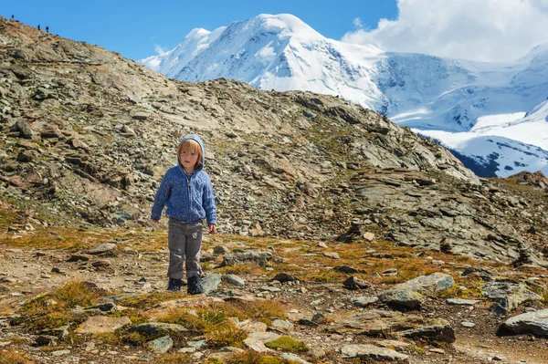 Mignon garçon enfant reposant dans les Alpes, portant une veste tricotée chaude et des bottes de montagne — Photo