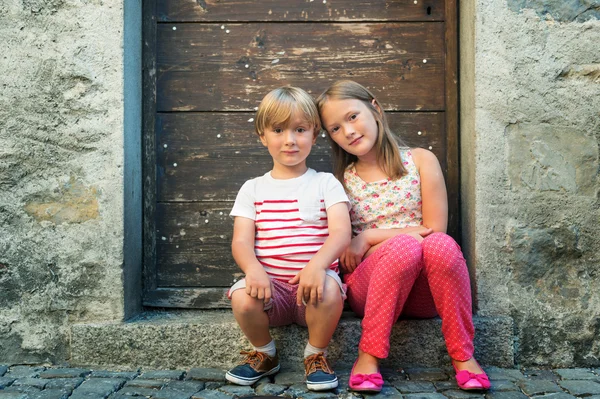 Utomhus porträtt av två bedårande barn — Stockfoto