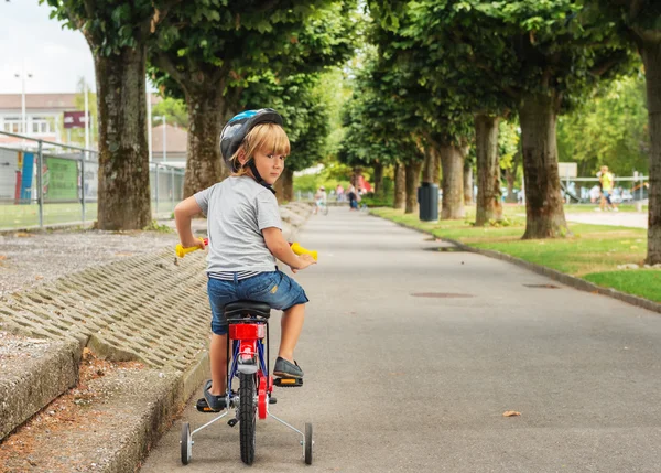 Słodkie małe dziecko na rowerze. Mały chłopiec nauka jazdy na rowerze, hełmie — Zdjęcie stockowe