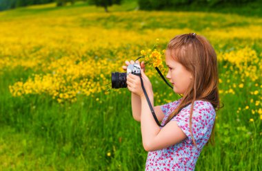 sevimli küçük kız bir kamera ile fotoğraf çekmek
