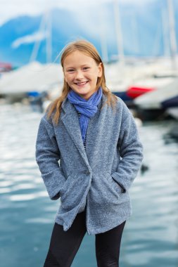 Açık gri ceket giyen küçük şirin bir kız portresi