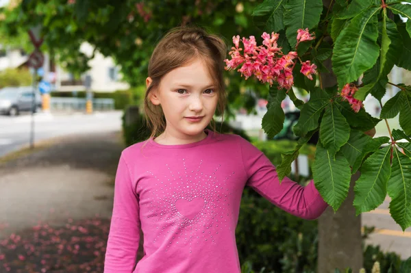 Lente portret van een schattig klein meisje — Stockfoto