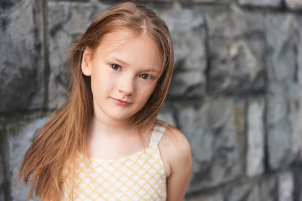 Närbild porträtt av en söt liten flicka på 7-8 år — Stockfoto