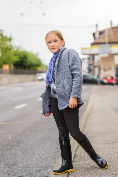 Zewnątrz portret śliczne małe dziewczyny sobie szary płaszcz — Zdjęcie stockowe