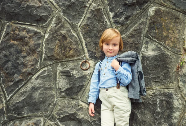 Винтажный модный портрет симпатичного маленького мальчика, позирующего на улице — стоковое фото