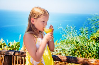 Küçük kız geleneksel Güney İtalyan limon suyu içme