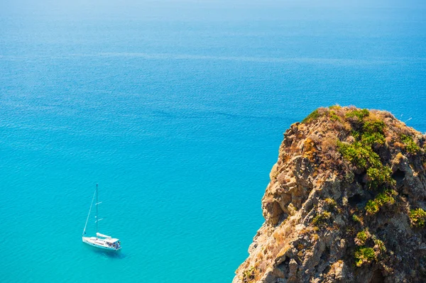 Piccola barca sul mare cristallino mediterraneo, Calabria, Italia — Foto Stock