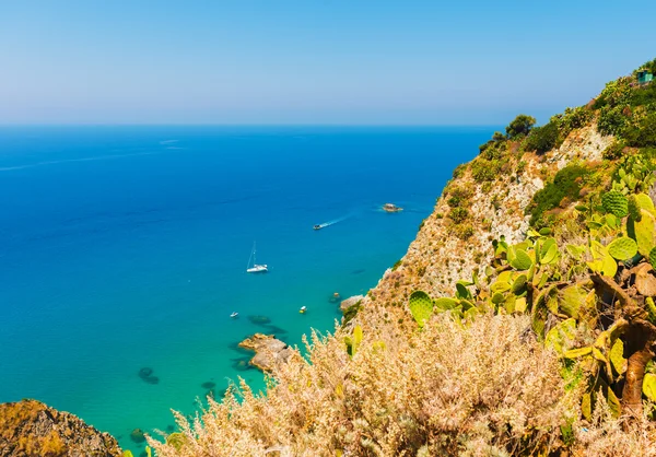 Petits bateaux sur la mer Méditerranée cristalline, Calabre, Italie — Photo