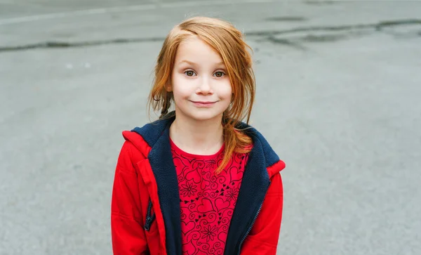 Retrato al aire libre de chica pelirroja adorable, con chaqueta de color rojo brillante — Foto de Stock