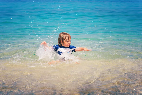 Adorable niño divirtiéndose en las vacaciones de verano, jugando en el mar, imagen tomada en Tropea, Calabria, Italia —  Fotos de Stock