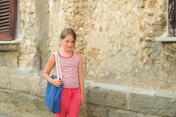 Retrato de moda al aire libre de una niña bonita, con ropa roja de verano — Foto de Stock