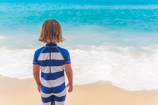 Adorable kid having fun on summer vacation, playing by the sea, back view,  image taken in Tropea, Calabria, Italy — Stock Photo, Image