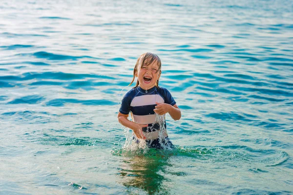 Entzückendes Kind, das Spaß im Sommerurlaub hat, im Meer spielt, aufgenommen in tropea, kalabrien, italien — Stockfoto