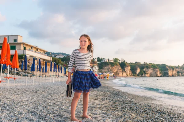 Sevimli küçük kız açık havada eğleniyor, gün batımında sahilde dinlenme — Stok fotoğraf