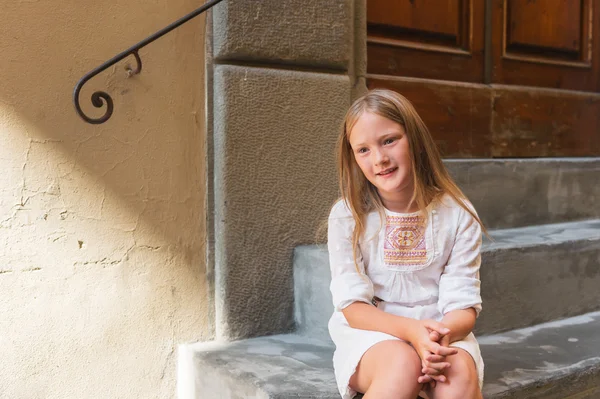 Retrato de moda ao ar livre de uma menina bonita, vestindo vestido branco — Fotografia de Stock