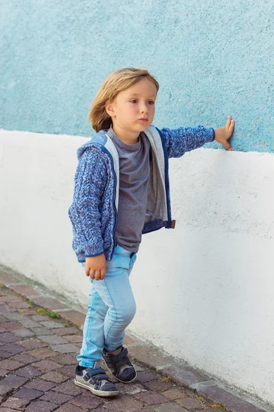 Retrato al aire libre de adorable niño pequeño con chaqueta de punto azul — Foto de Stock