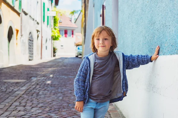 Retrato al aire libre de adorable niño pequeño con chaqueta de punto azul —  Fotos de Stock