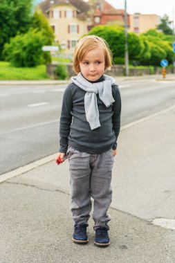 Açık Sokak, giyen, gri elbise ve koyu mavi ayakkabılar bir şirin moda çocuk portresi