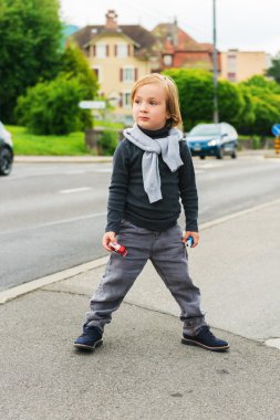 Açık Sokak, giyen, gri elbise ve koyu mavi ayakkabılar bir şirin moda çocuk portresi