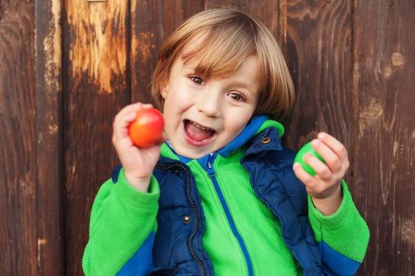 Cute little boy playing with easter eggs, egg hunting — Stock Photo, Image