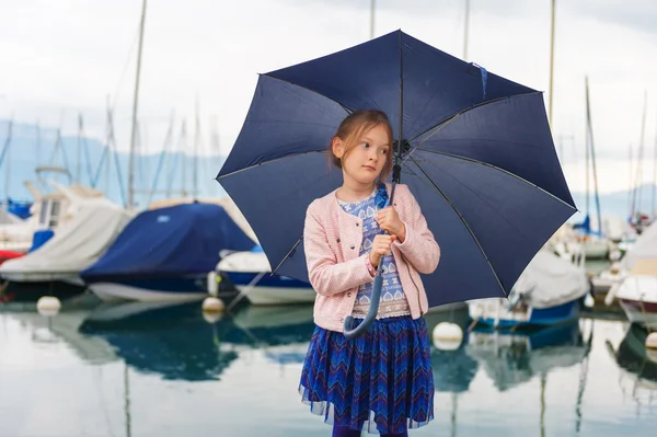 Outdoor portrait of adorable little girl with umbrella — Stock Photo, Image