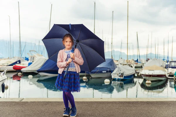 Outdoor portrait of adorable little girl with umbrella — Stock Photo, Image