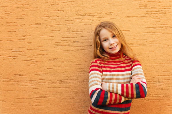 Moda de cerca retrato de adorable pelirroja chica contra la pared naranja, con rayas rollo cuello jersey —  Fotos de Stock