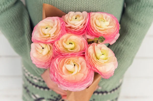 Belo buquê de ranúnculo rosa suave nas mãos da criança, conceito de dia da mãe — Fotografia de Stock