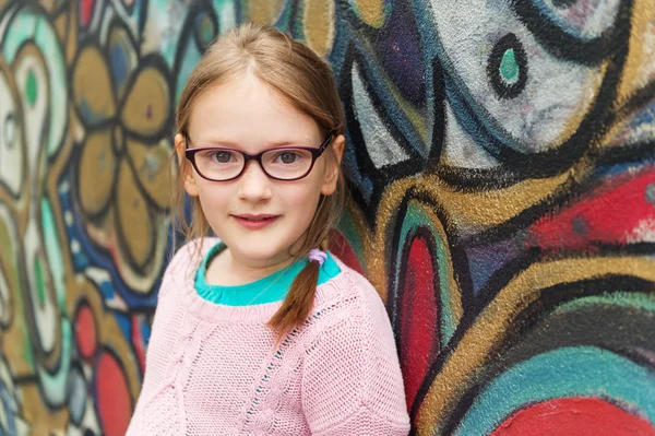 Retrato al aire libre de una linda niña en gafas — Foto de Stock