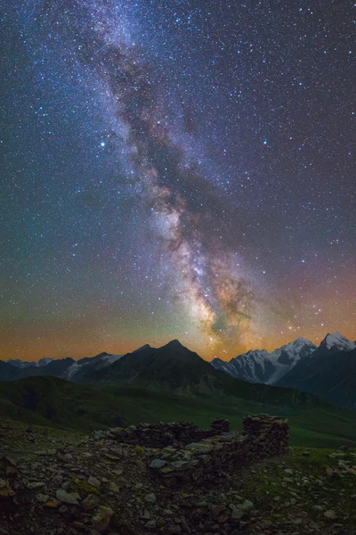 Vía Láctea sobre Monte — Foto de Stock