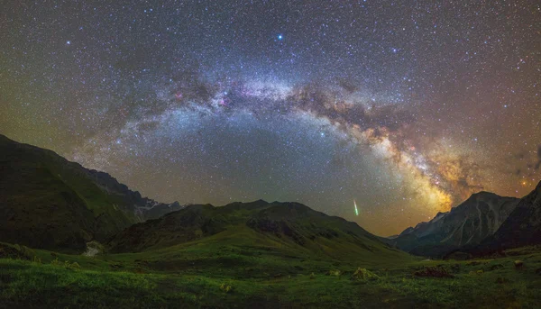 Vía Láctea sobre Monte — Foto de Stock