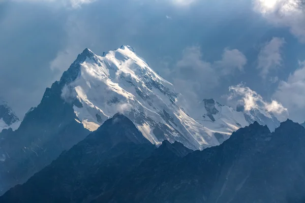 Hautes montagnes dans les nuages — Photo