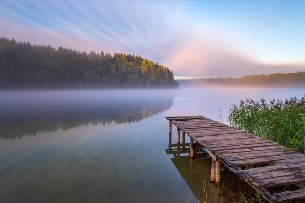 有雾的早晨，在湖 — 图库照片